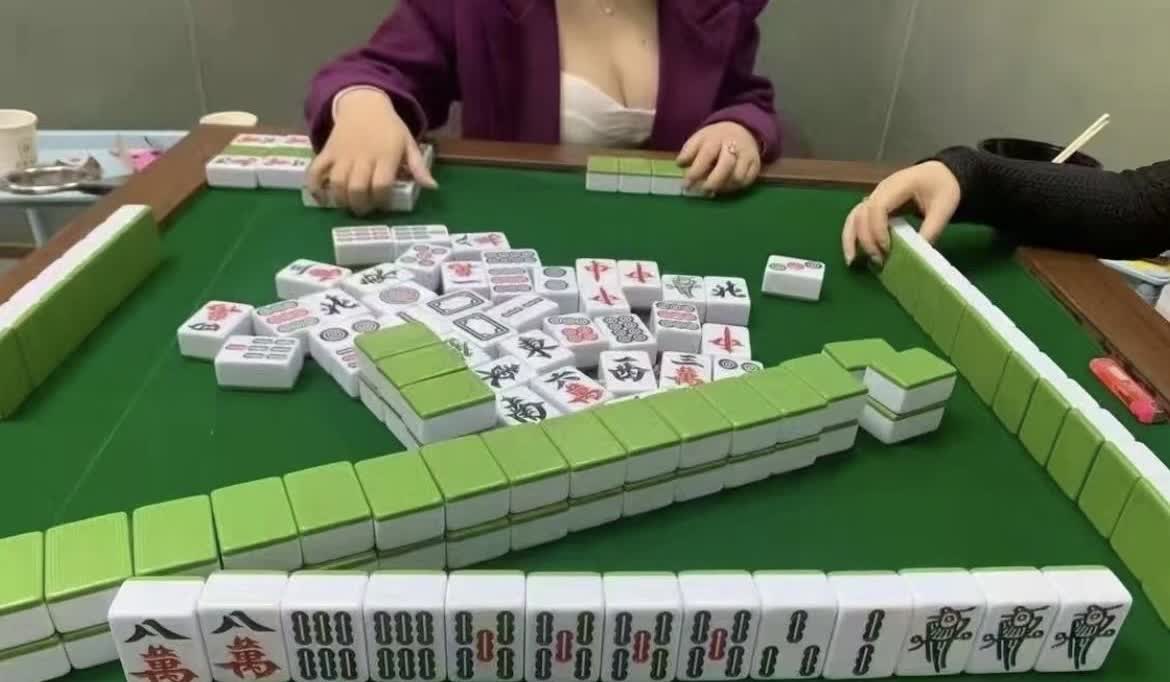 今天在棋牌室打麻将真的可气，我们三个在等配桌，一会我对面的这个女人过来了，一开始