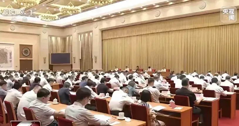 中国足协，150个人，一年光工资就烧掉7500万。
就这么百来号人，管着堂堂14