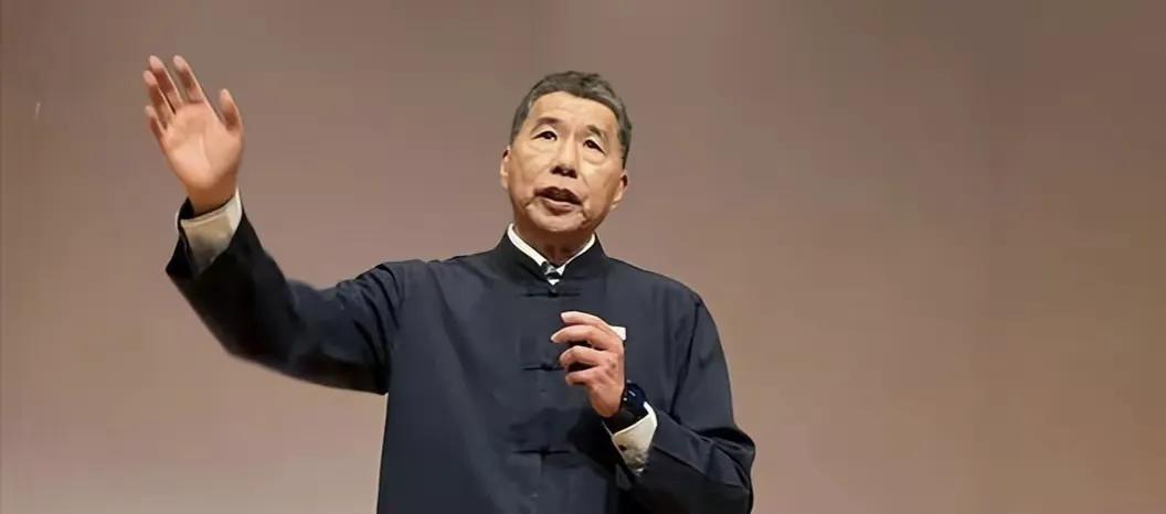 现在国民党的机会来了，国民党要积极地抓住两岸交流的主题，大打和平统一的牌，跟大陆