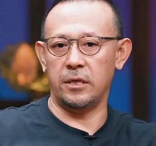 姜文给自己的两个儿子起名为“太郎”和“次郎”，引起了一些人对他的批评，指责他是“