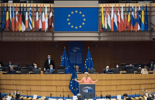 欧洲国家的唯一出路就是要彻底摆脱美国的阴影，不管是军事上，还是经济上，欧洲都应独