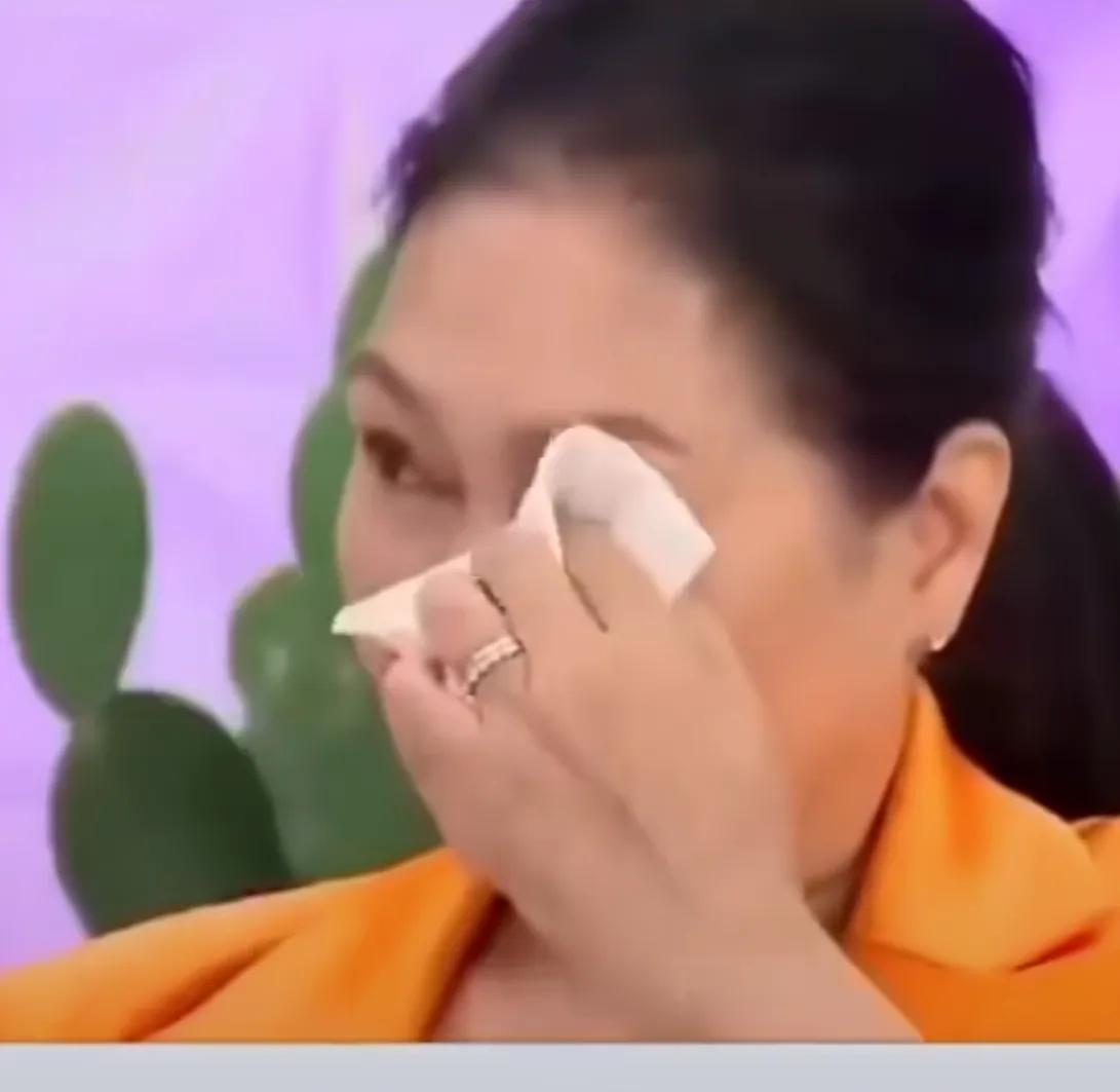 还好有大S生前的好闺蜜好朋友安慰着S妈。
看到她们在网络发声支持S妈：徐妈妈，我