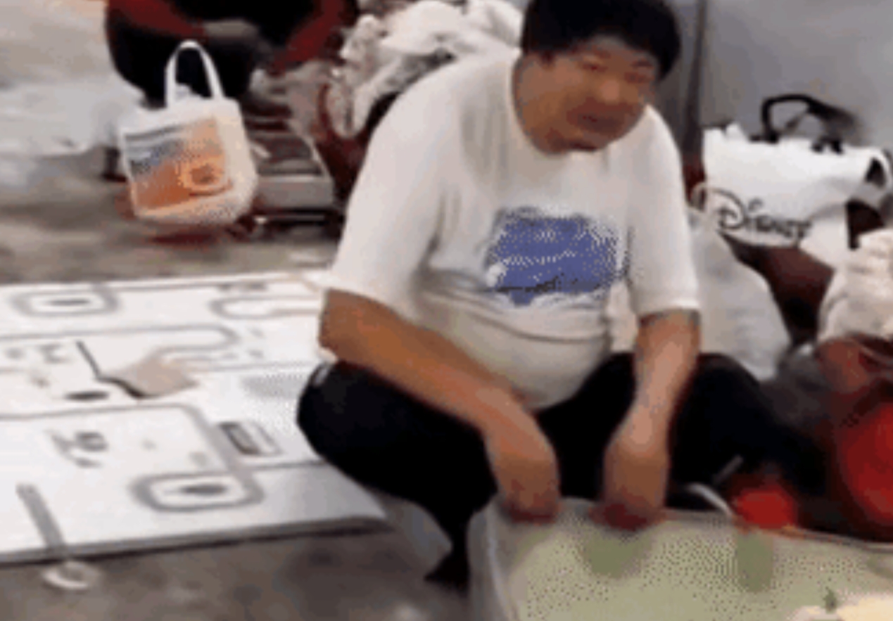 广东某地一桥底下，一群做着黄梁美梦的追梦年轻人，居住在这桥底下，地上铺满了被褥，
