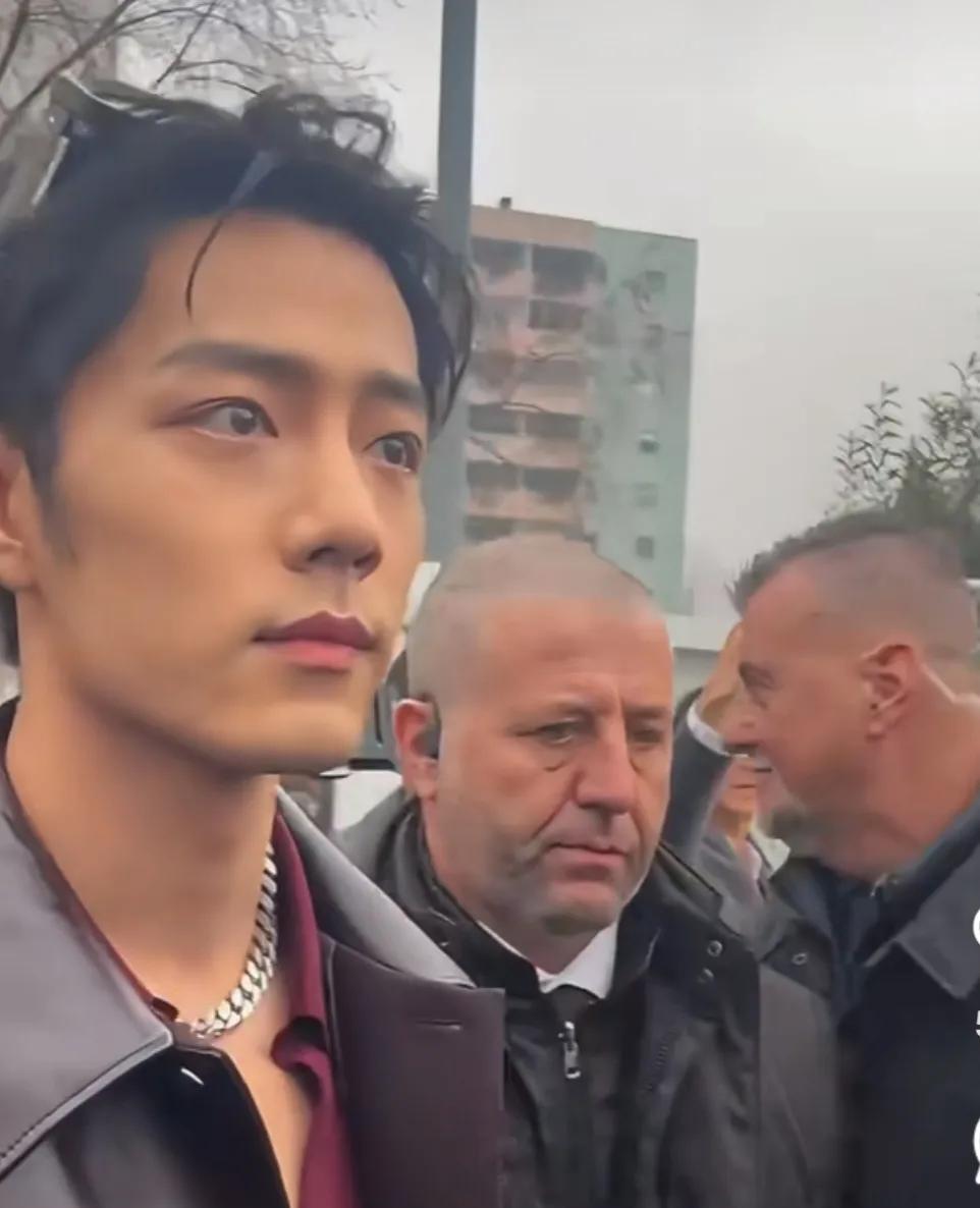肖战的颜值一直都是比较出众的，这点毋庸置疑。
这次的米兰时装周，肖战的状态很好，