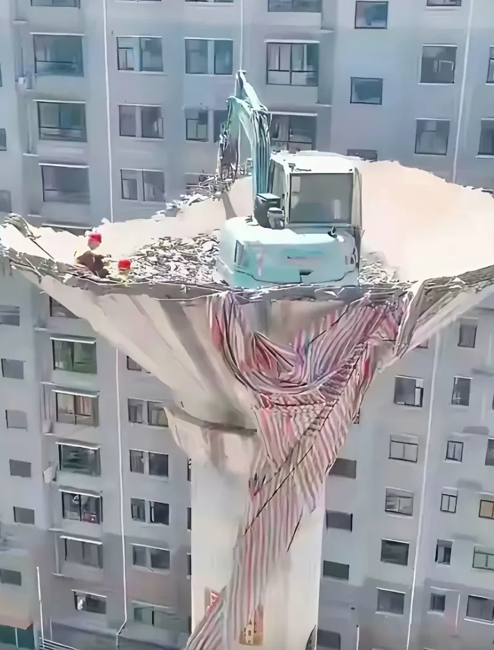 有人知道这个机械是怎么上去的吗？我想了几天都没想明白。