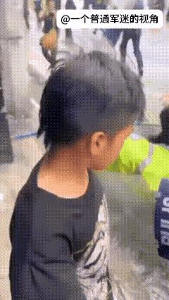 菲律宾首都马尼拉的民众愤怒了，表达了对小马科斯政府的贪污腐败。