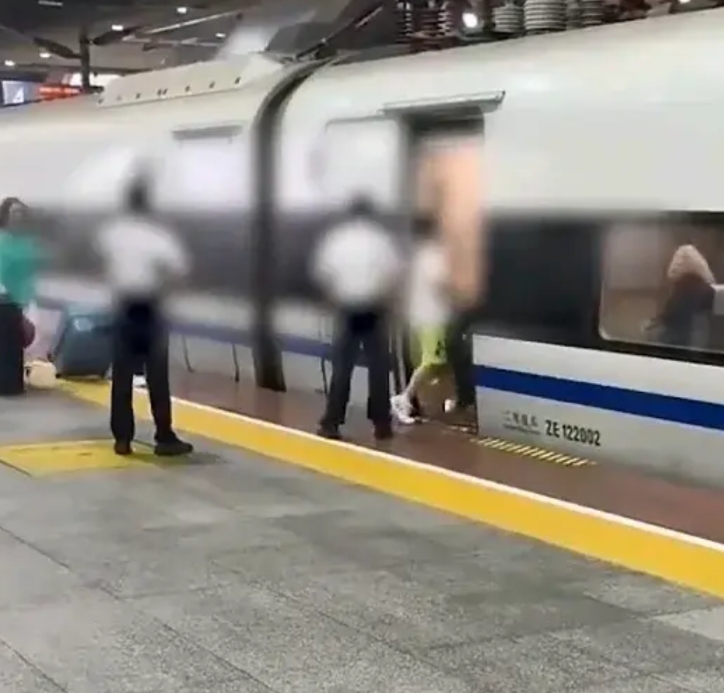 深圳高铁事件，有一个疑问，为什么工作人员不制服她，把她强行带走？按道理来说，这种