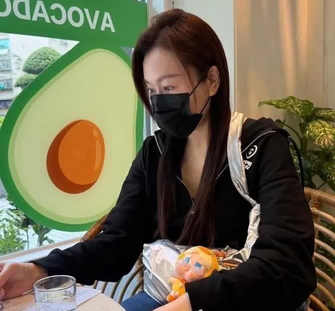 黄国昌的另一半被大家知道了。

这事一出来，网上就炸开了锅。
有人支持，也