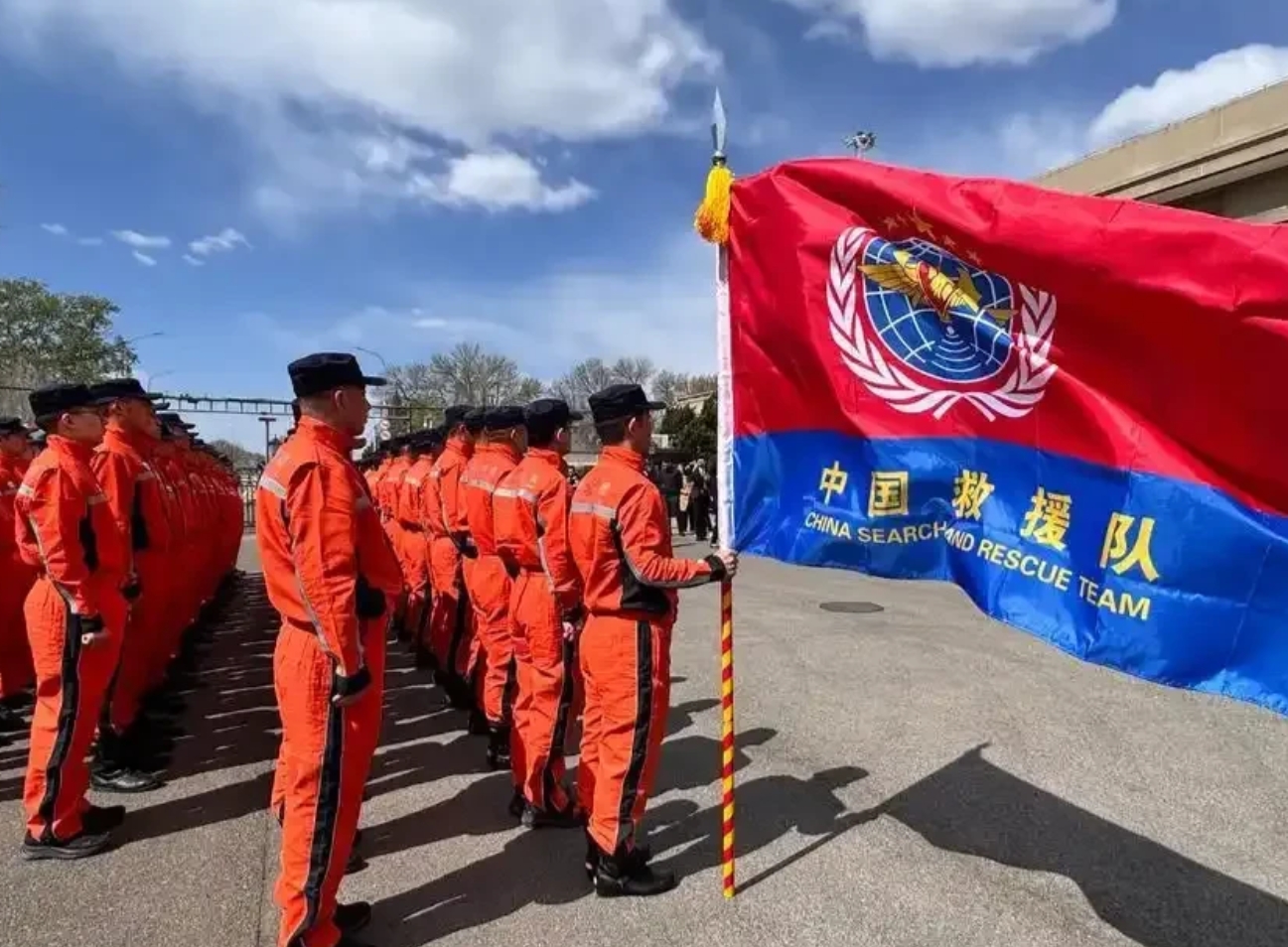 缅甸发生地震后，率先派出救援队的国家，名单如下：
1、中国
2、俄罗斯
注：缅甸