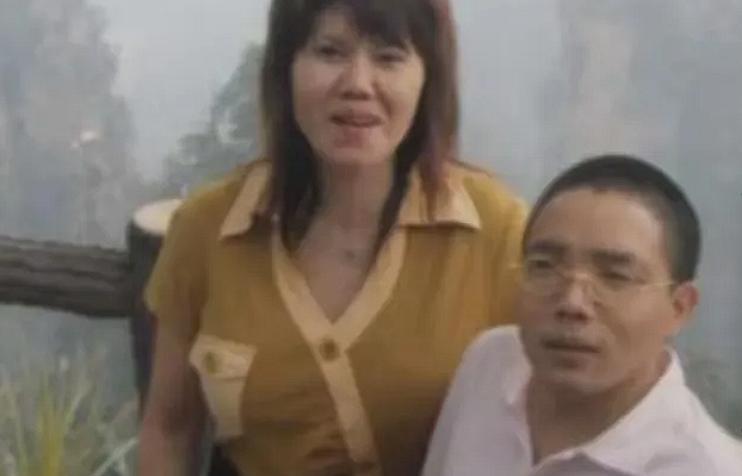 2007年3月20日，身高1.4米的亿万富豪汪显东，突然觉得肚子饿。这时，妻子贴