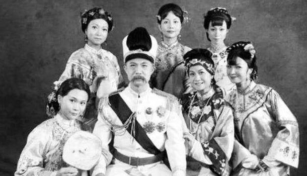 1905年，袁克文歉疚地看着他的六姨母，他的六姨母咬牙切齿地骂道：“骗子。”
