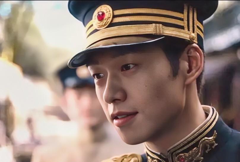 2025年5月，魏大勋在某品牌直播中上演“抬手变装”名场面，瞬间引爆热搜！视频中