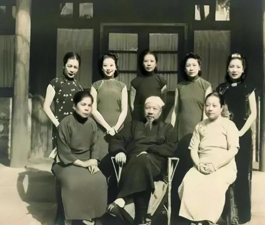 民国时期，一个富商大老爷与他七位夫人的合影。
在20世纪初的中国，社会结构与家庭