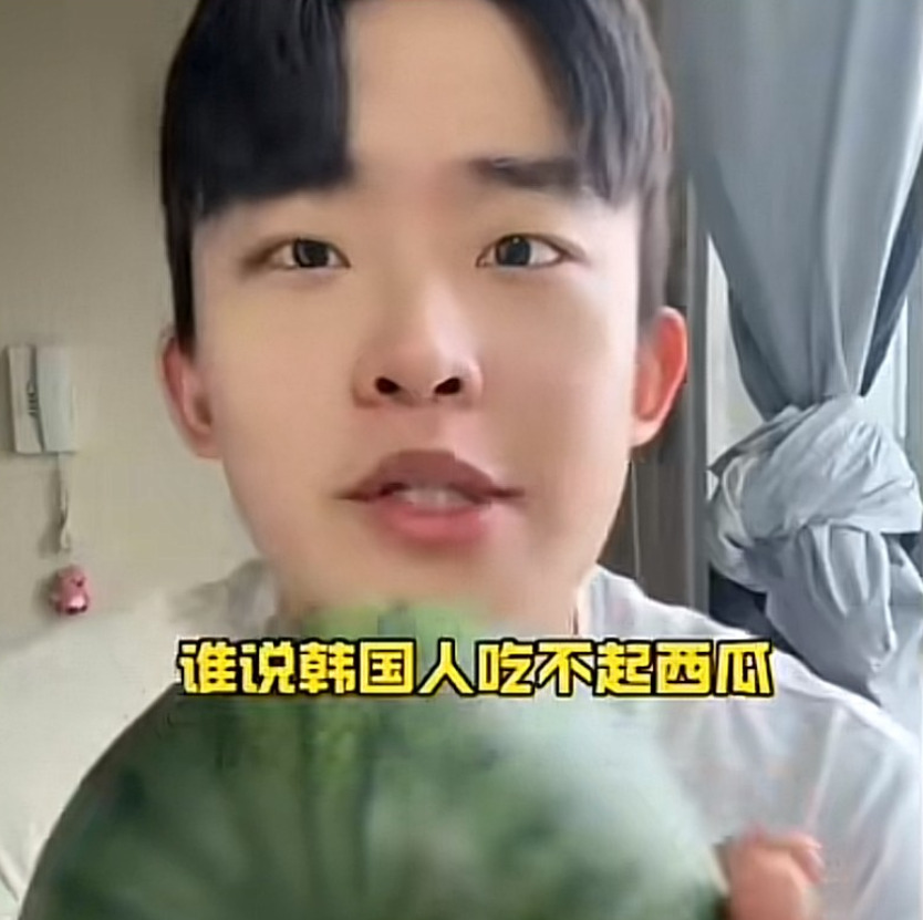 韩国主播吃西瓜，网友却不买账











---









