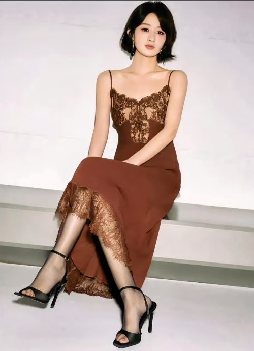 赵丽颖，165cm，吊带红裙好美，最惊艳的是她那双脚，你们看看是不是呢？