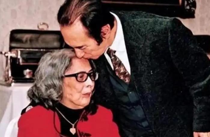 1957年，何鸿燊看着病床上的妻子黎婉华说：“你现在这个样子，我需要再娶一房！”
