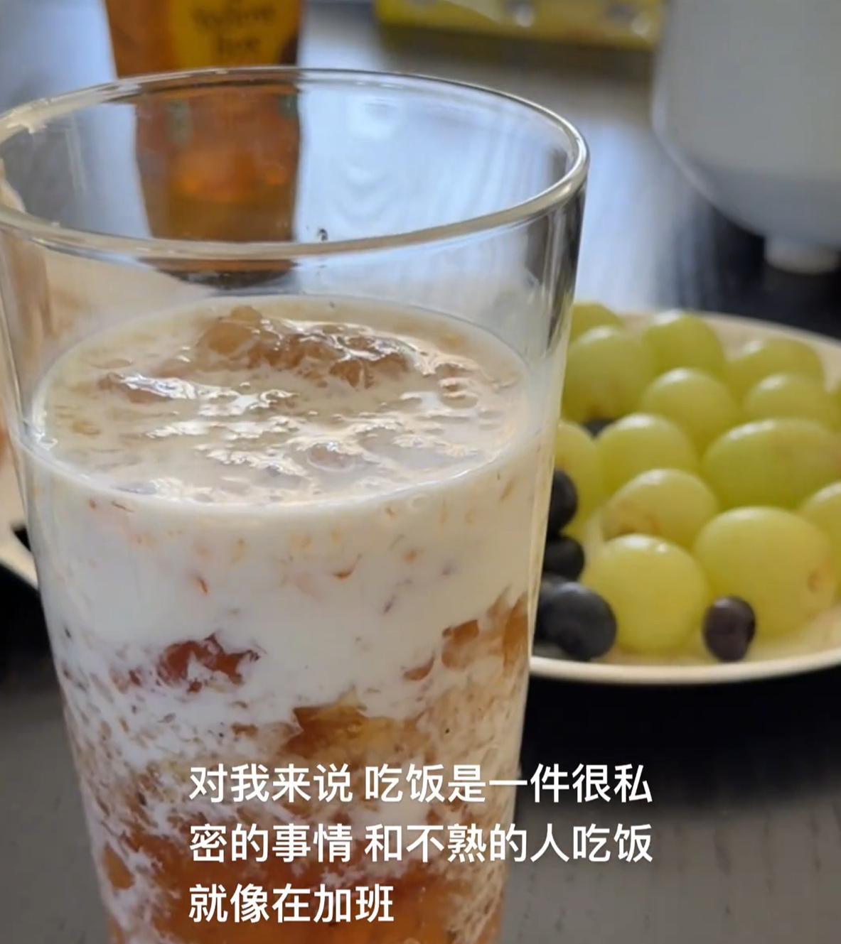 和不熟的人吃饭简直就是在加班