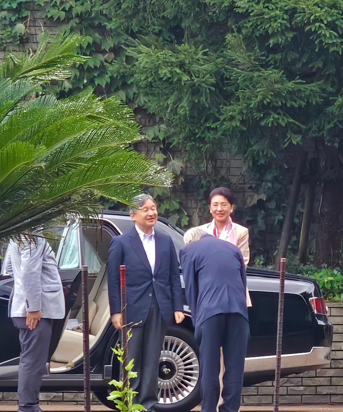 一打听才得知——日本天皇皇后要来视察！
皇后比德仁天皇高挑许多，爱子公主并未一同