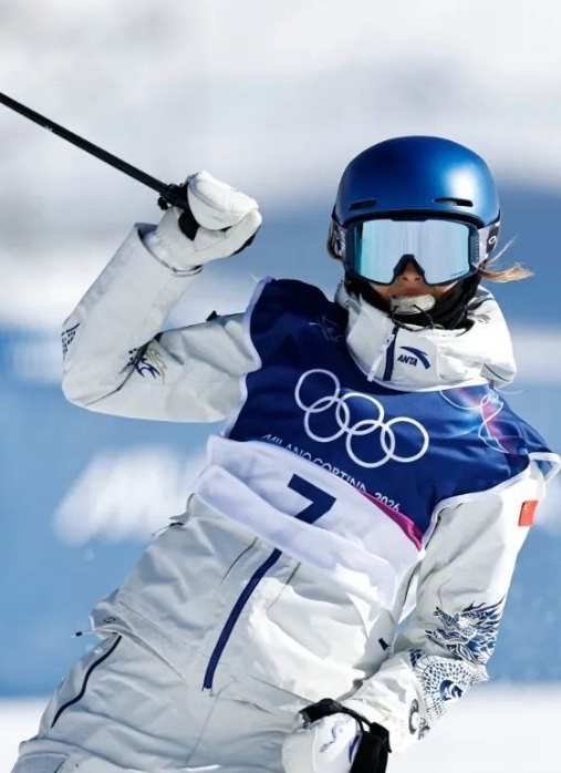 北京时间2月8日，苏翊鸣夺米兰冬奥会中国代表团首枚奖牌，面对网友质疑其遭遇裁判刻