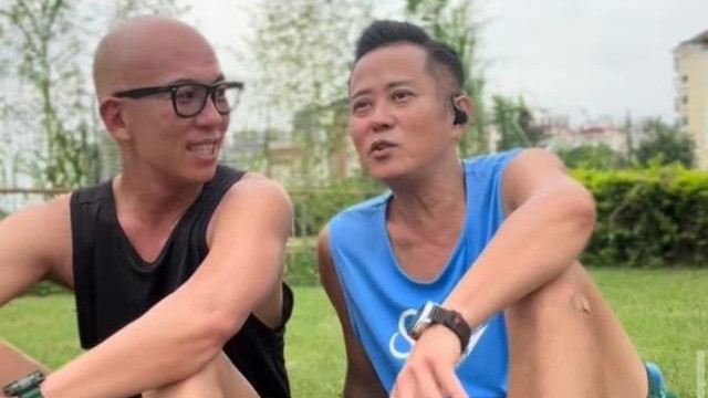 大部分的香港艺人也是将目标转到了内地市场上，比如汤俊明