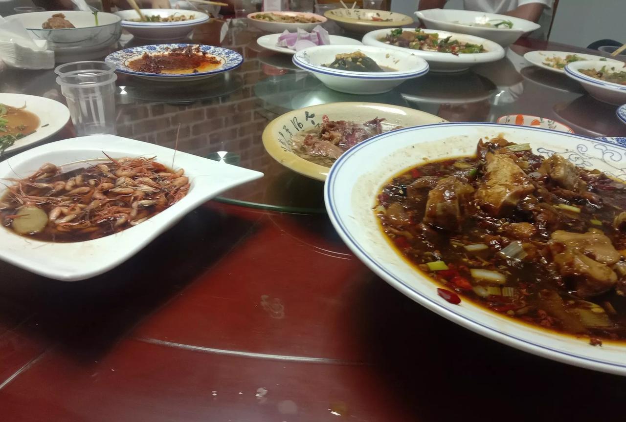 这是一个悲惨的故事
一大桌人吃饭
桌上都是美食
吃着吃着
我噻牙了
肉也不敢吃