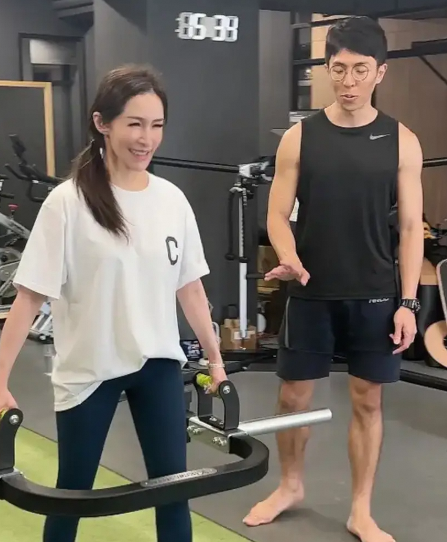 萧亚轩时隔一年发状态 素颜健身美出新高度