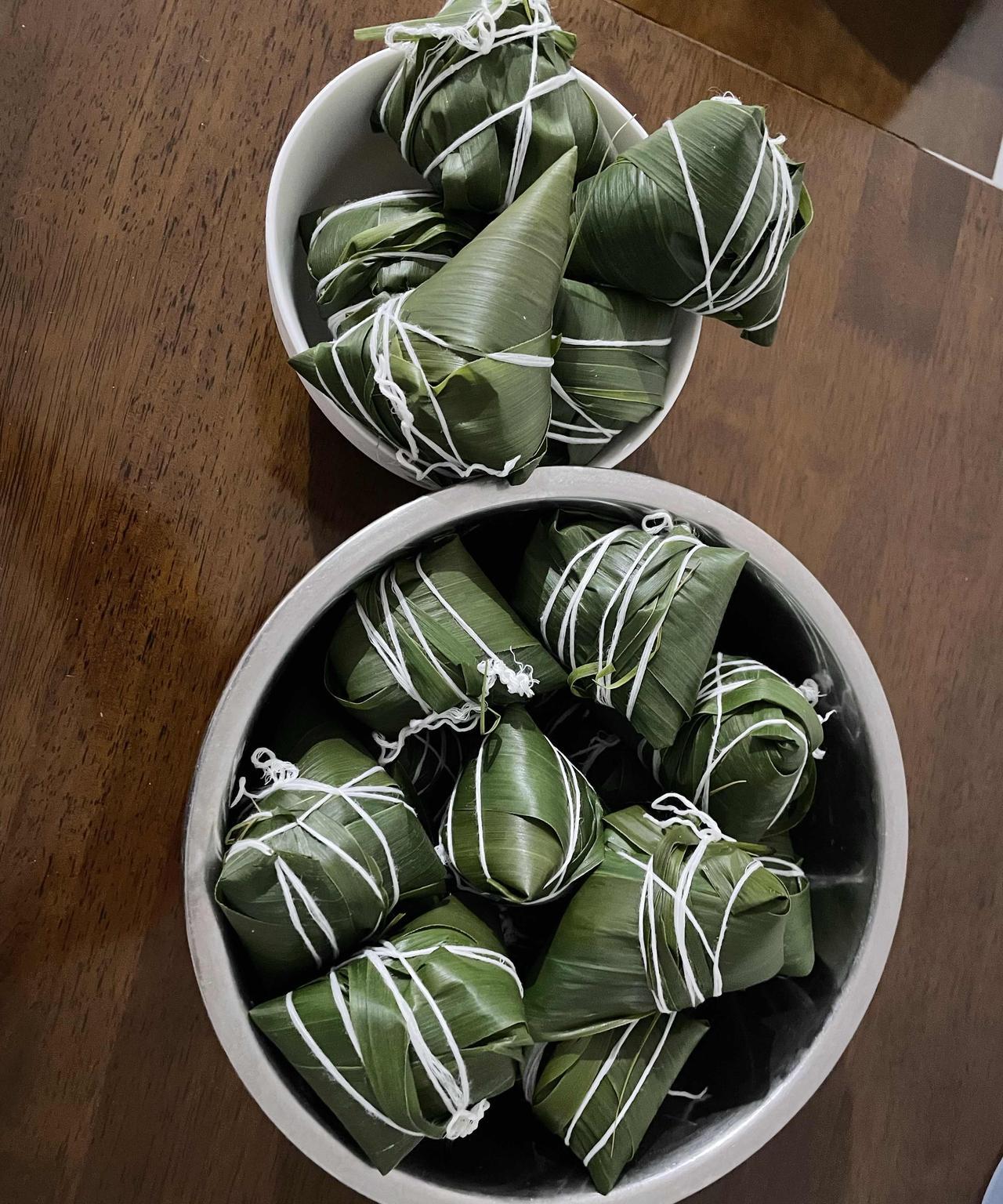 快过端午节了，老婆很能干，包了不少粽子，粽子包的很漂亮，就像艺术品一样，下午赶快
