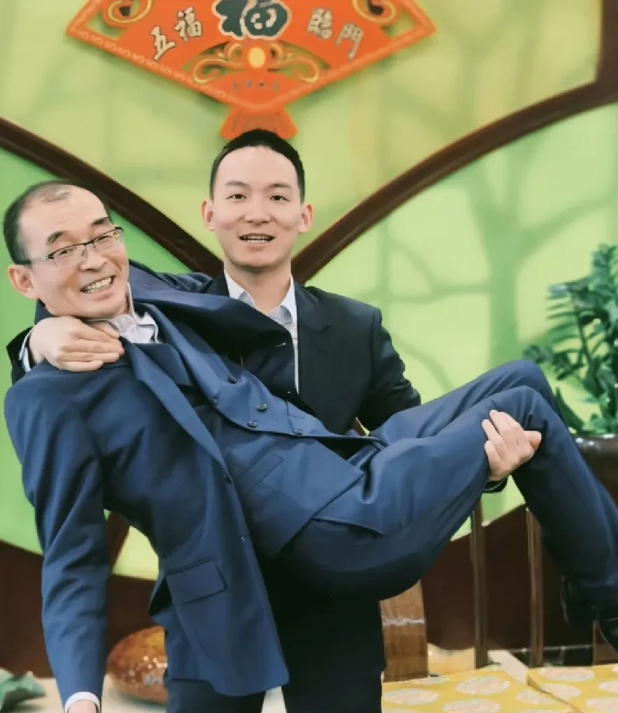 谢浩男寻亲引发的讨论











到底发生了什么？谢浩男回家了，大家却