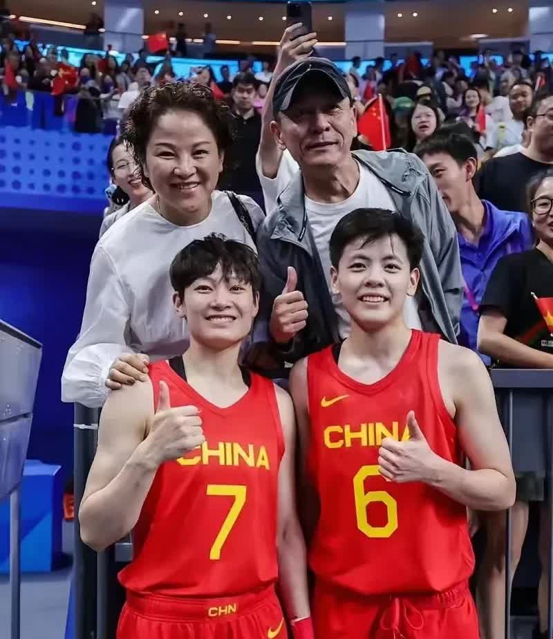 你瞧瞧，在中国女篮现役国手中，有这么一对同胞姐妹花，就出自这个温馨的杨氏家庭。爸
