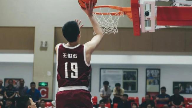 王俊杰何许人也？全网疯狂安利，小伙依然低调！未来中国男篮的真大腿？