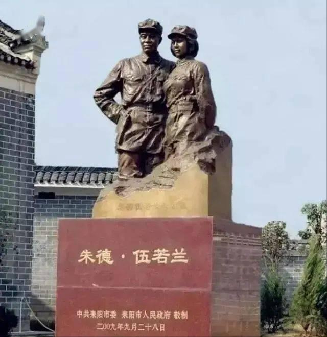 1929年，朱德和妻子正在吃饭，突然，十几个敌军踹门而入：“谁是朱德！”生死关头