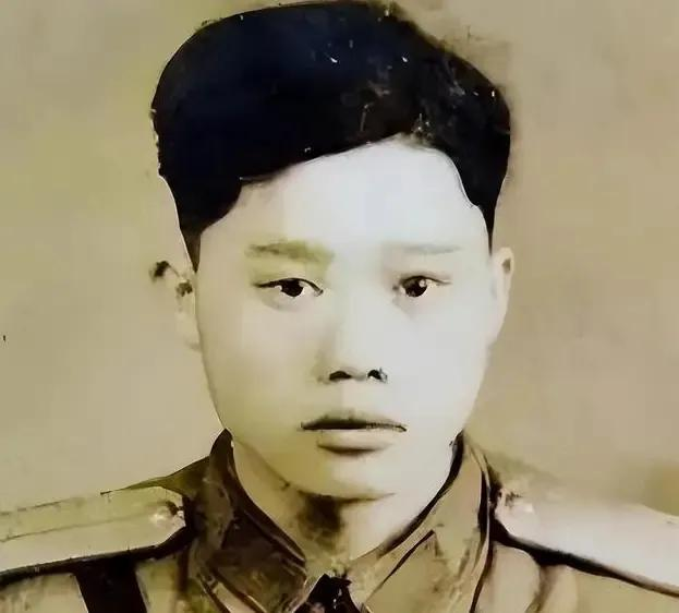 1951年，朝鲜战场，1个小战士突然肚子疼，等他解手回来，眼前的一幕让他倒吸一口