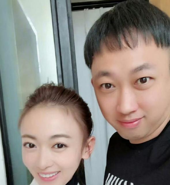刷到一些吴谨言和于正过去的合影，再对比她美美的独照，有趣的事就来了。
你们发现没