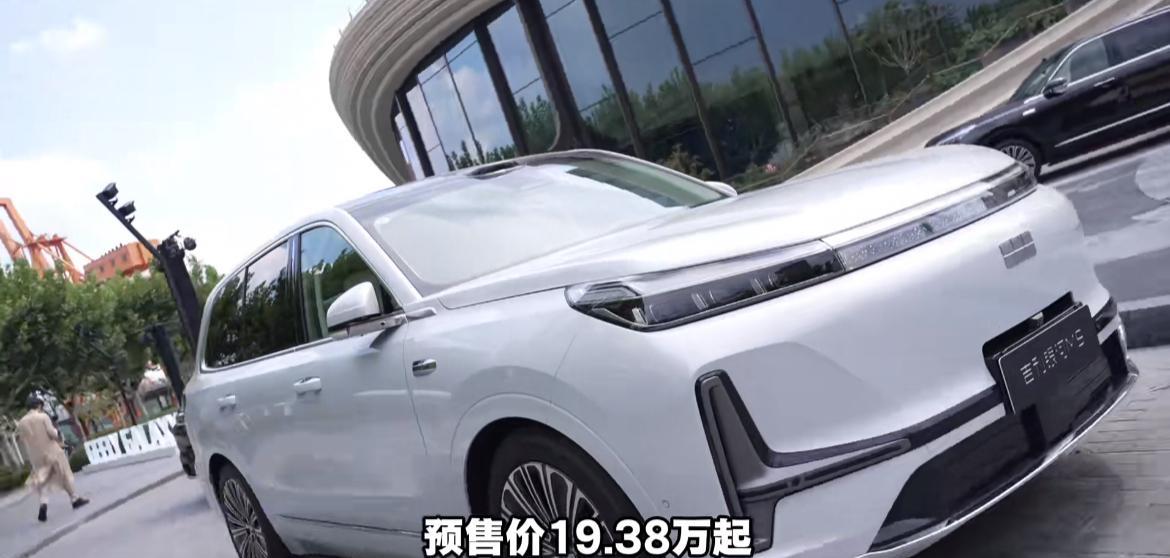 原来吉利老总敢硬刚比亚迪是有原因的…
吉利星河M9上市，直接将9字头车型价格干到