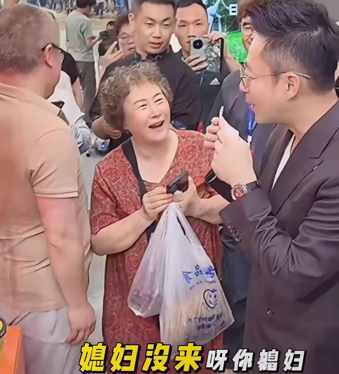 汪小菲受宠若惊的表情太逗了！
没想到喜欢自己的姨姨竟然一大早就过来等着了，就为了