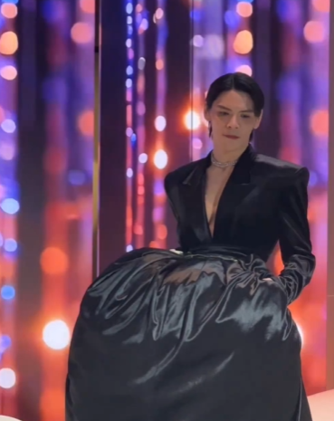 向佐一如既往的抽象，腰带更是吸引眼球！ ​​​