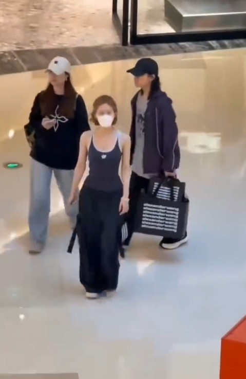 赵露思把自己练成了倒三角身材