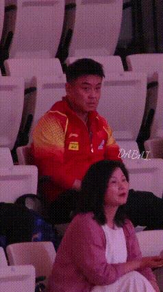 儿子真的废爹，王皓看薛飞比赛，感觉他气都快上不来了，整个就是咬牙切齿，缺了精气神