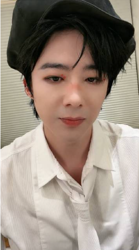 谁和我一样反复看这段！宁哥说和艺兴的连线合唱，是提前换好演出服认真彩排录的，就盼