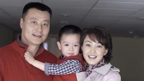 牛莉与任程伟的一次工作上的合作，那是在2011年拍摄《幸福生活在招手》，两人在剧