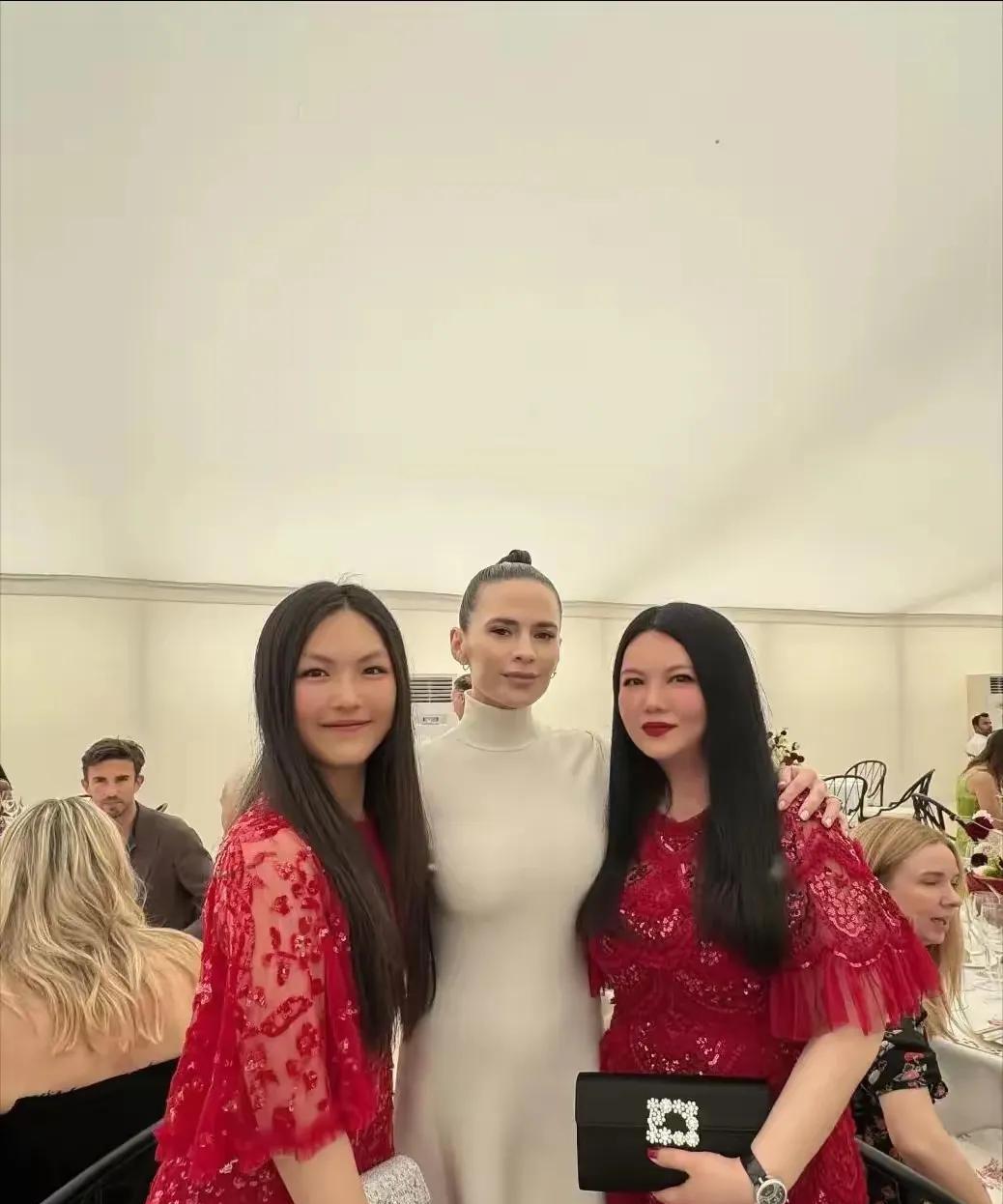 妈呀，王诗龄这是比李湘还要壮了吗？母女俩一起出席活动，竟然穿着一模一样的红色裙子