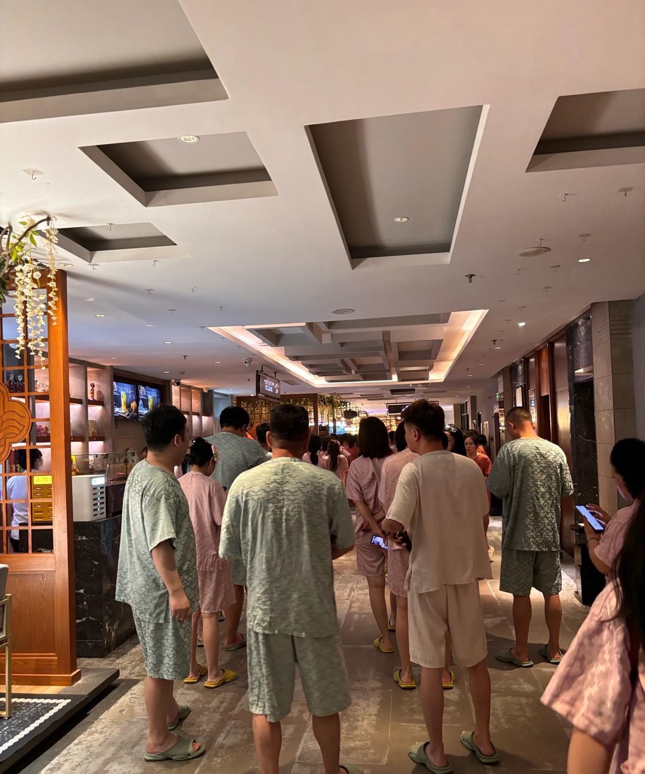 逮谁讹谁！2024年，北京，退休医生到某洗浴中心泡澡，准备放松放松，没想到，竟在