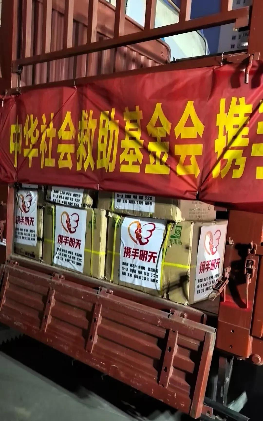 肖战给我们证明了，该追什么样的明星就是他这样的，夏天炎热，剧组经常请客，平时又经