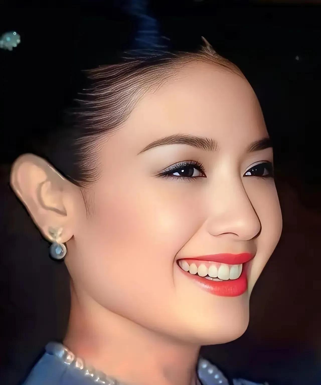 图片一是漂亮惊艳的西米拉王妃，后来因为家族贪腐、个人艳照等原因被剥夺头衔，逐出了