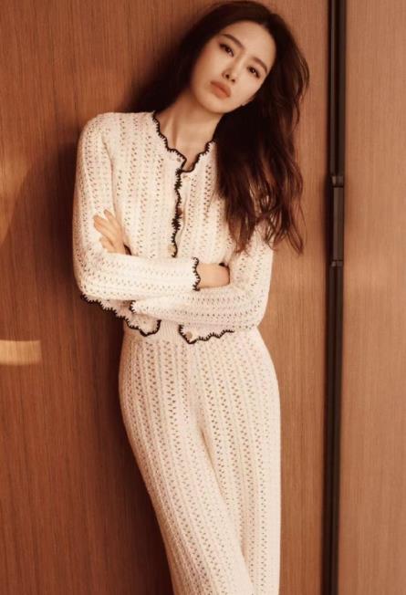 杨采钰的杂志新封，之前疑似怀孕的新闻，是不是不攻自破了？