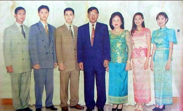 看看洪森亲王和文拉妮女亲王的恋爱婚姻史，文拉妮女亲王太能生孩子了，一年生一个，根