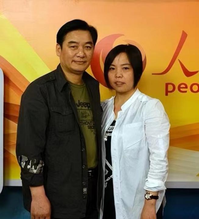 1985年，一对夫妻收到儿子的阵亡通知书，看着儿子的照片，两人悲痛万分，没想到几