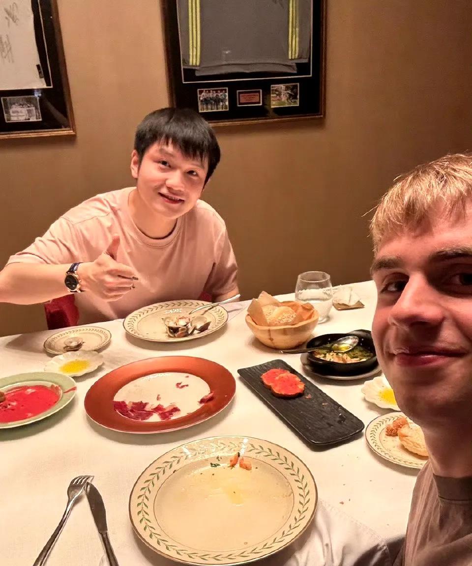 瑞典名将、巴黎奥运会男单银牌获得者莫雷加德今日社交媒体晒出与樊振东聚餐照！
两个