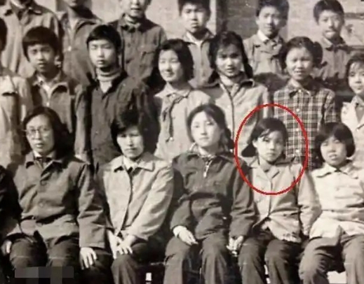 王菲小学就与众不同，扎着两马尾的她，从小就显示出一点似乎“叛逆”的样子，头歪着，