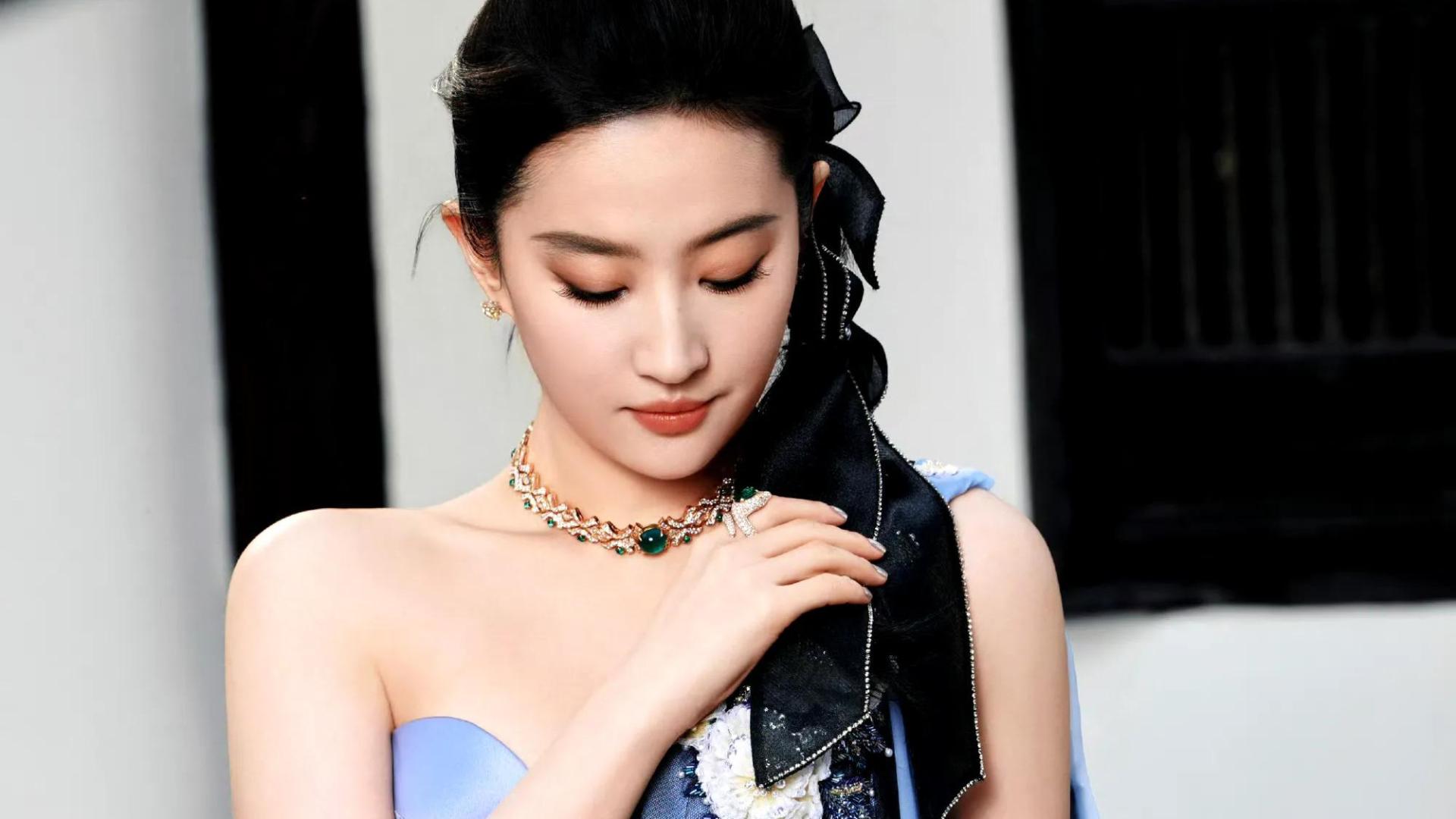 西湖红毯名场面：刘亦菲新中式长裙美翻，毛晓彤低胸礼服却翻车？